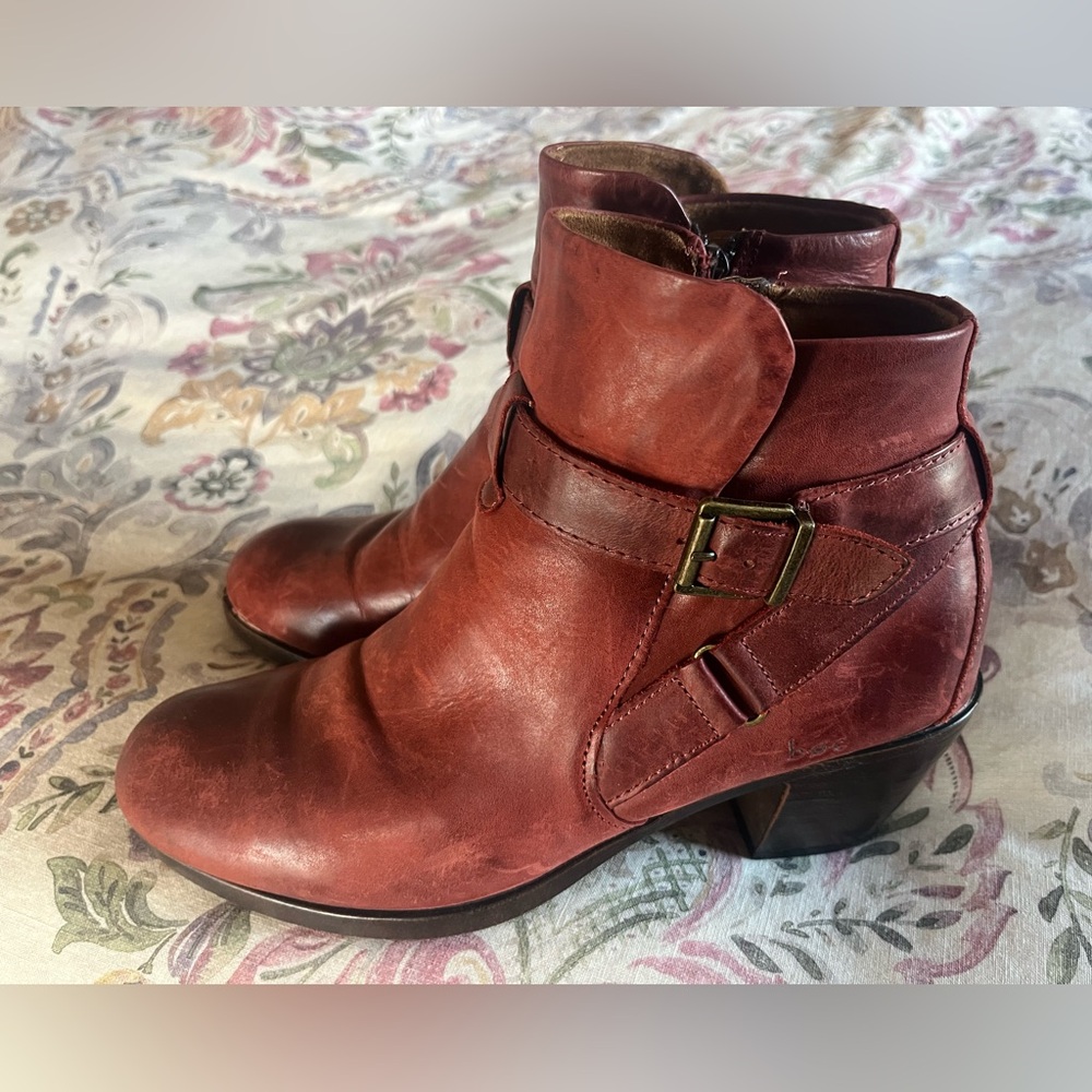 B.O.C. by Born ankle boots heels 8.5 red leather